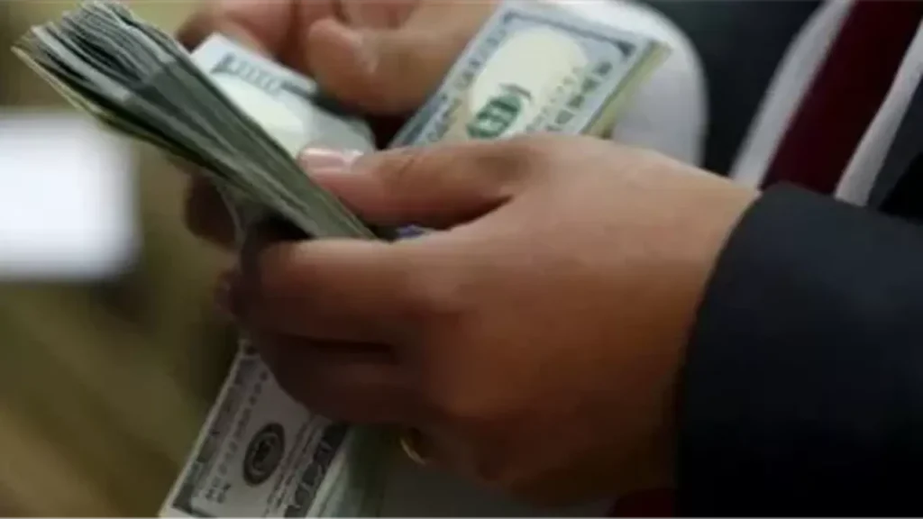 سعر الدولار مقابل الجنيه في البنوك خلال تعاملات المساء اليوم